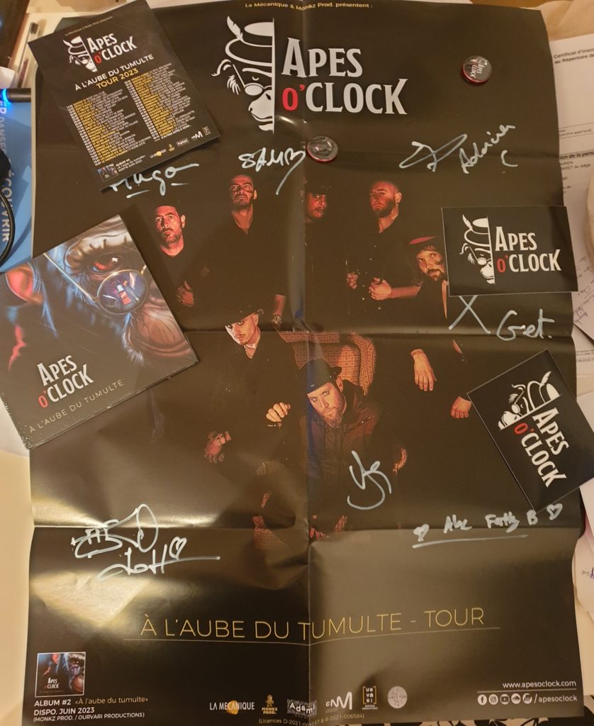 Album, stickers, badges et poster du deuxième album