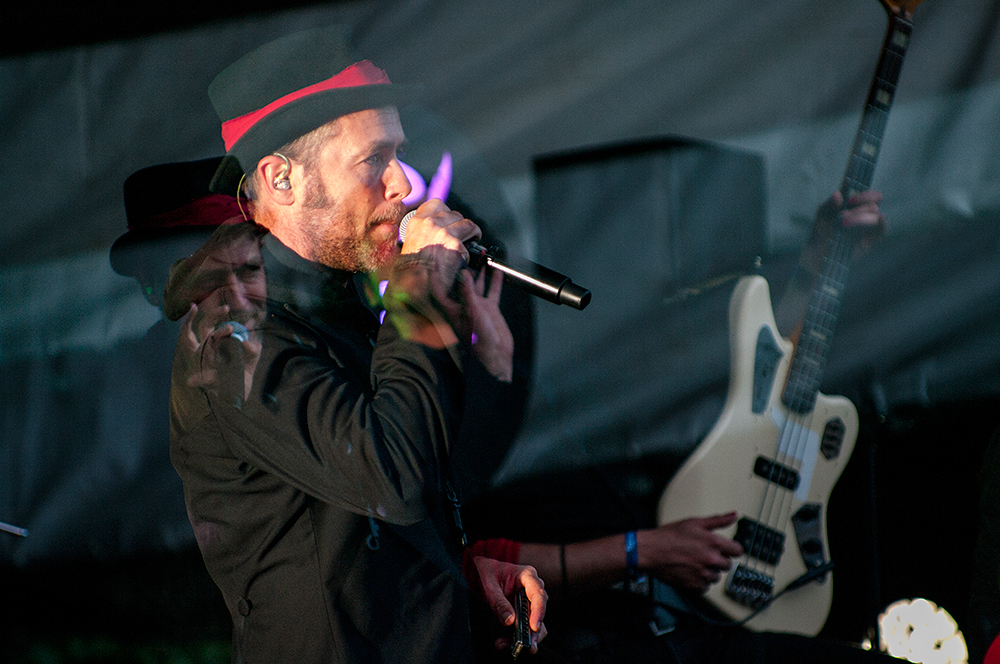 Photo en concert du deuxième chanteur d'Apes O'Clock à Pont-Scorff au Festival Saumon le 9 juillet 2023.